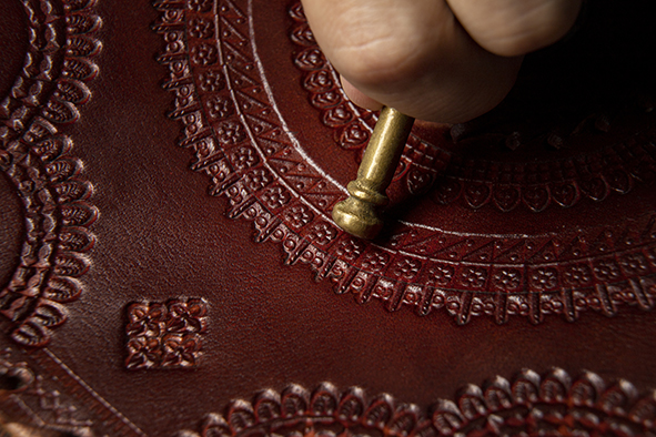 Timeless Craftsmanship: Italian Best Practices in Leather Accessories Manufacturing